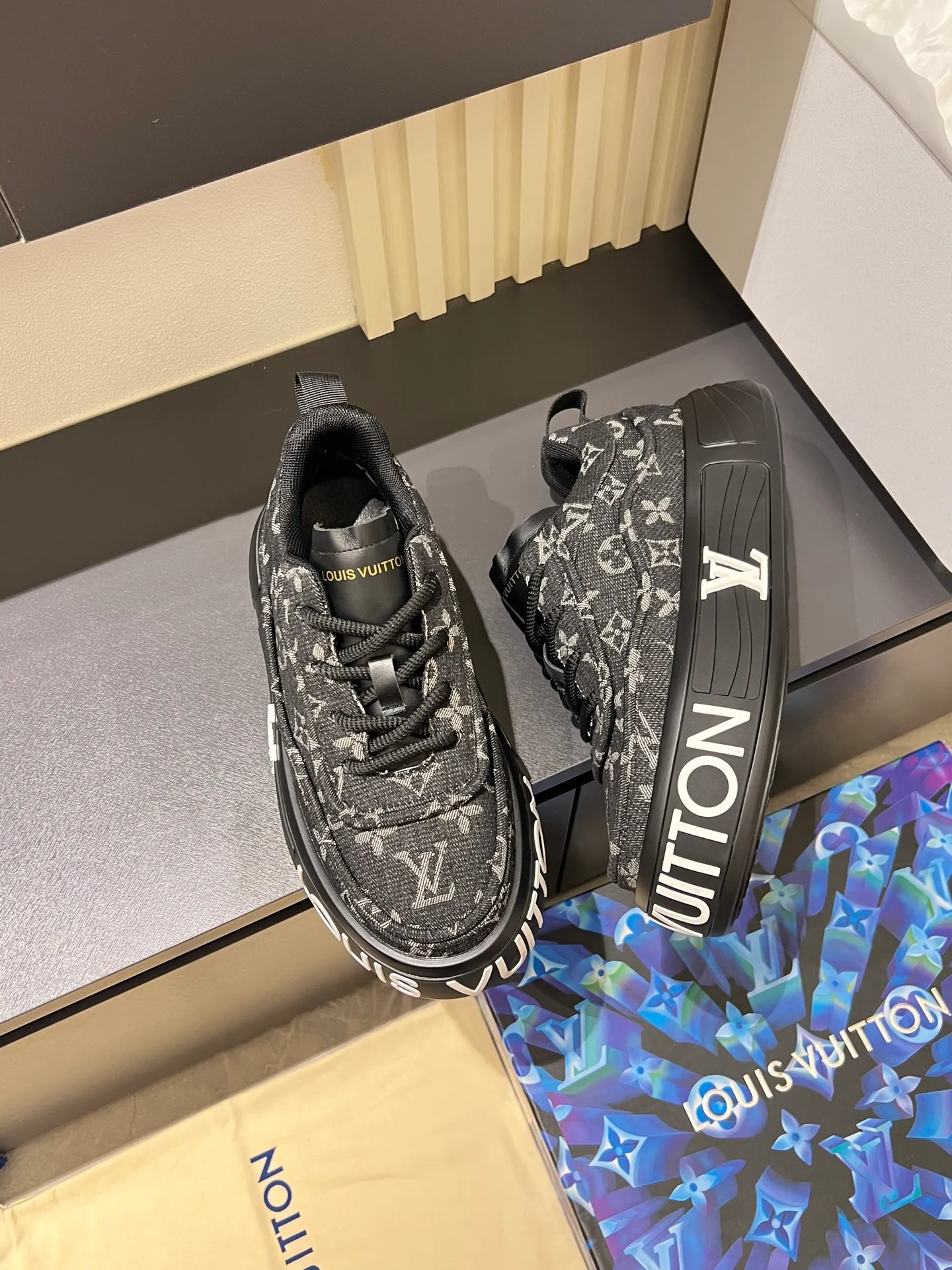 p560 "LOUI* VUITTO*" popular men's casual shoes, genuine development in Italy💯Purchase level quality✔️The upper is made of official website material first-layer cowhide, comfortable and soft sheepskin feet⚡️Fashionable and versatile. The toe last shape is firm and full, and the soles are made from LV original molds and can be freely entered and exited the counter. They are light and comfortable on the foot~purely handmade, details determine the quality! Size:39-44, (38.45 customized)